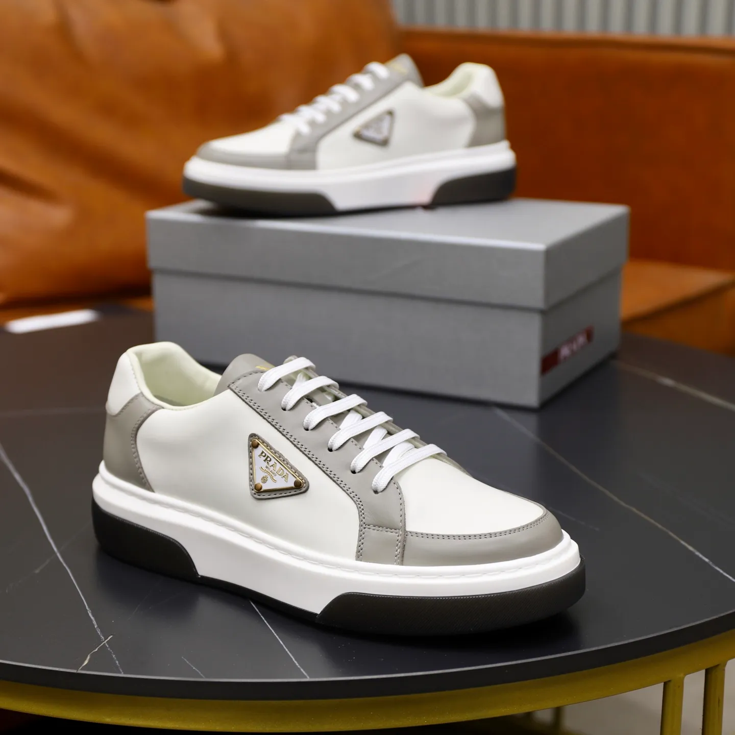 Factory price: 720💰Top original order Brand: PRADA (Prada) Standard code: Men's size 38/44 (45 can be customized) Grade: Same as the official website Material: Original cowhide stitching imported cowhide lining Original combination two-color wear-resistant soft outsole Style category: Leisure and sports version Young fashion European and American trend British style Color: Actual picture color